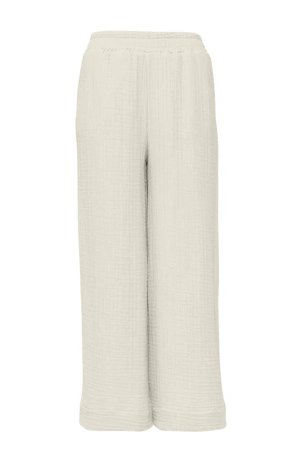 Weiße, lockere Damen-Stoffhose.