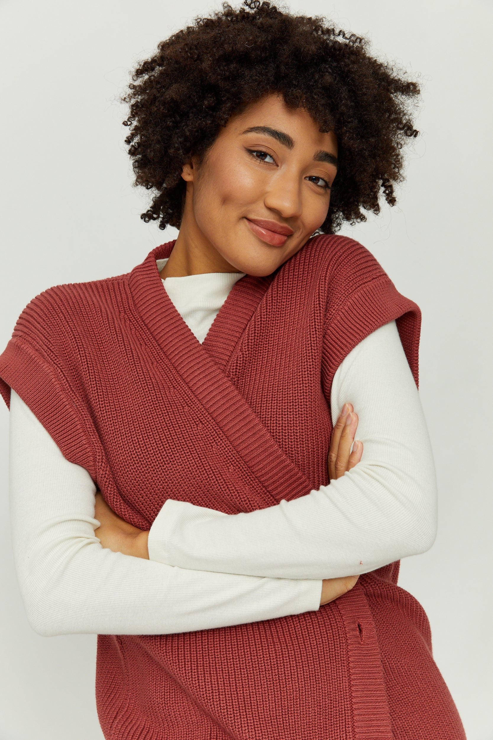 Frau in rotem Pullover lächelt sanft