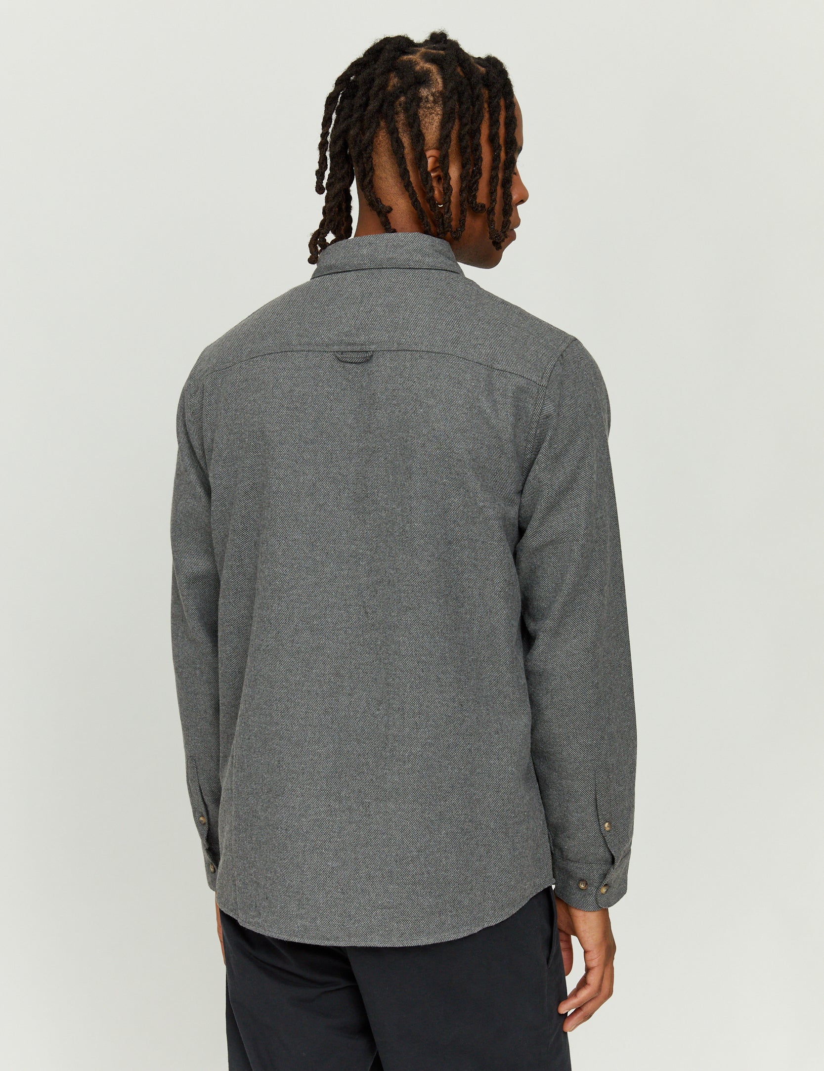 Mann von hinten in grauer Jacke