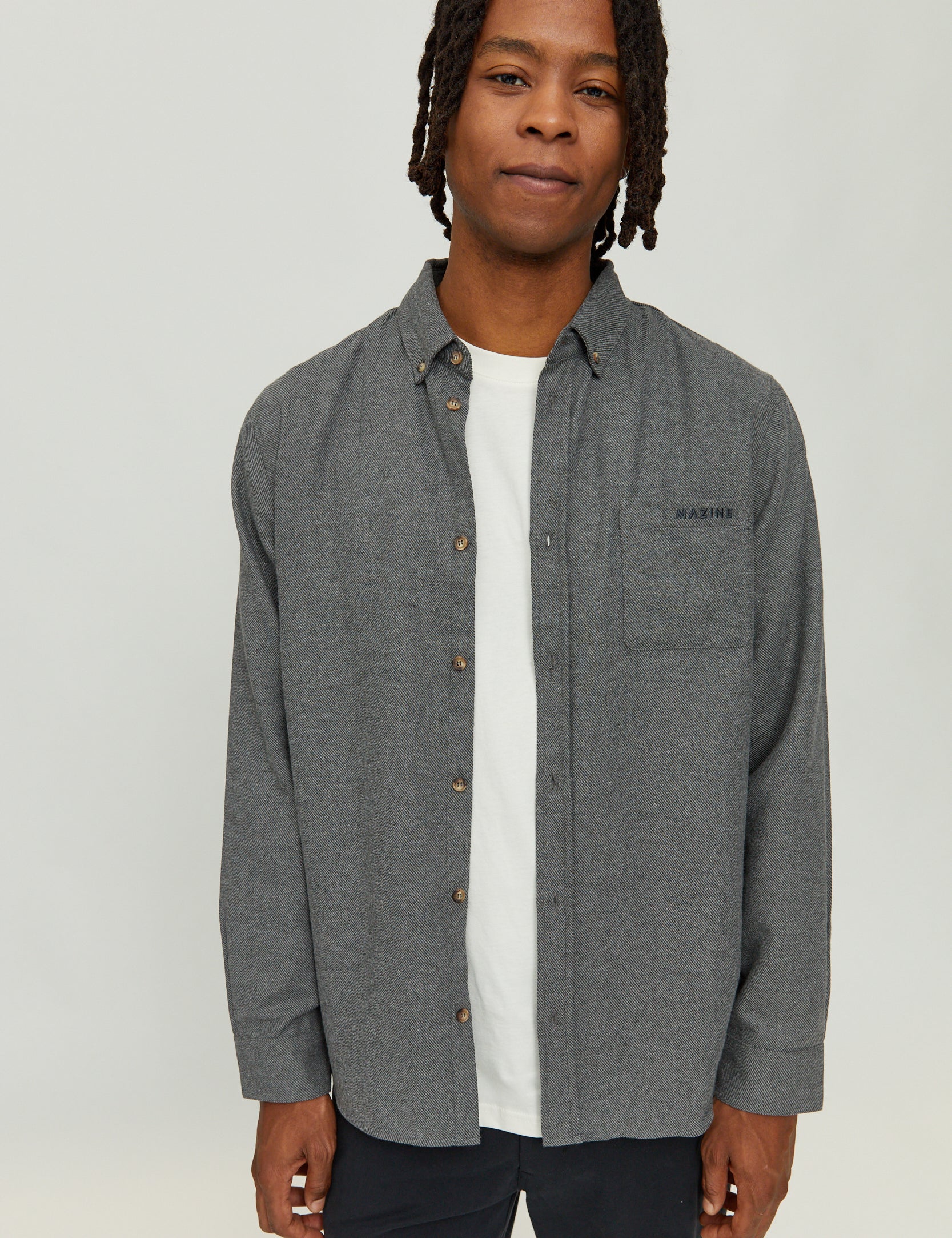 Mann in grauer Jacke und weißem Shirt