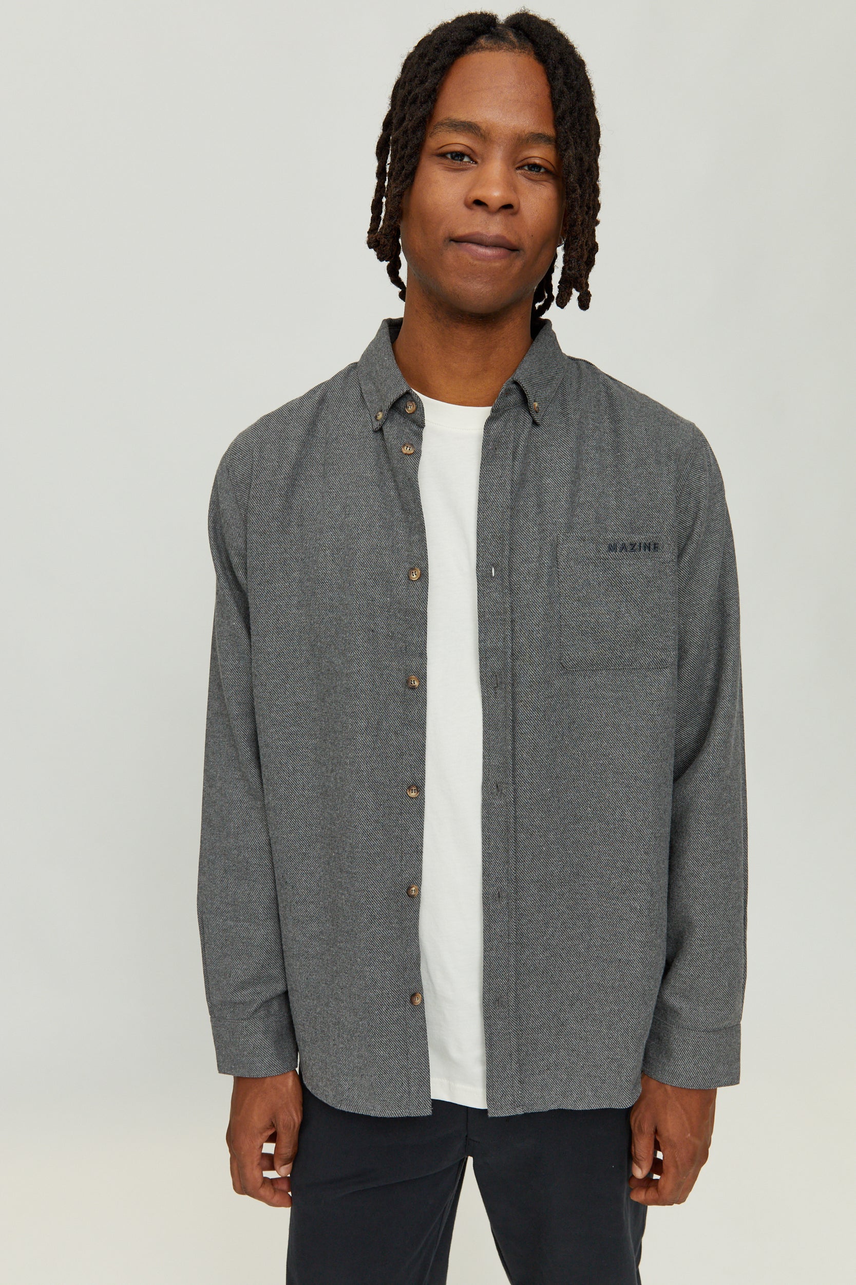Mann in grauer Jacke und weißem Shirt