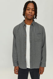 Mann in grauer Jacke und weißem Shirt