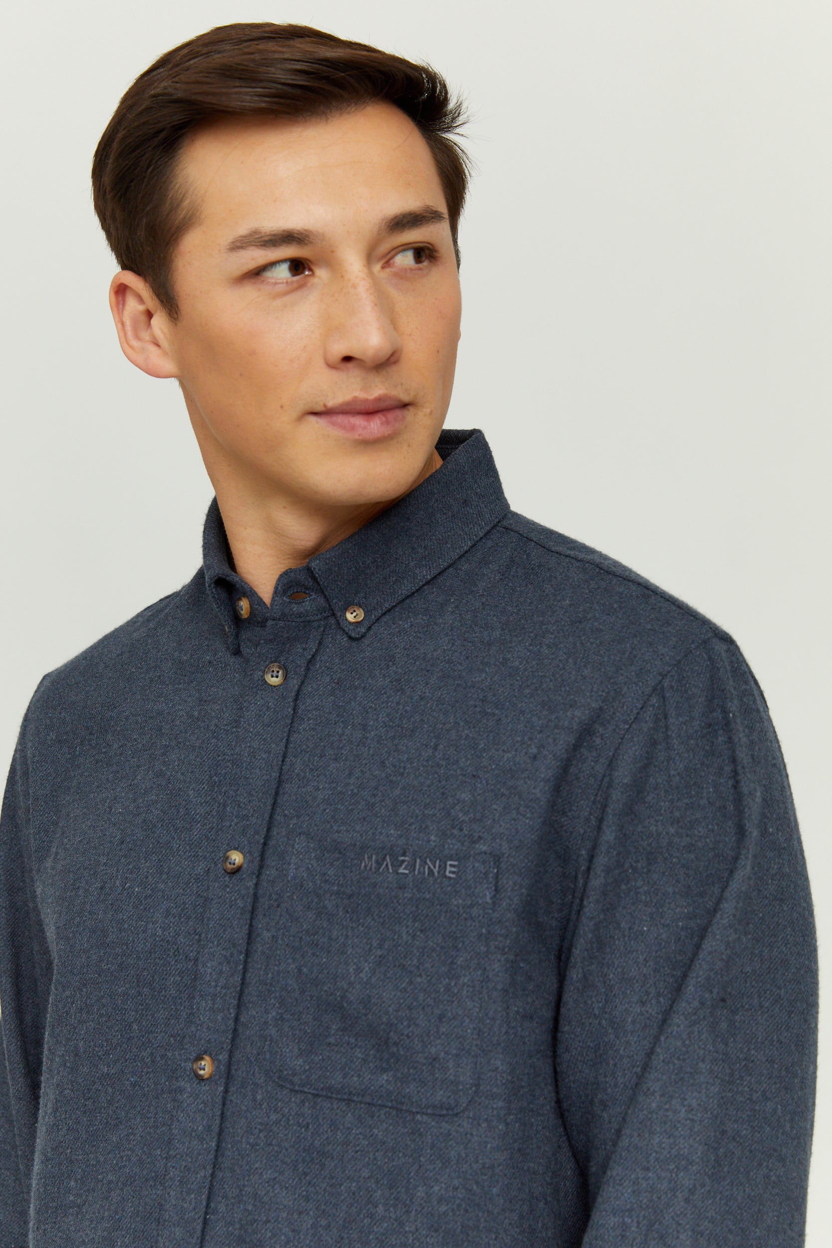 Mann in blauer Hemdjacke seitlich