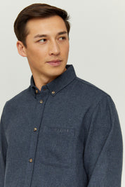 Mann in blauer Hemdjacke seitlich