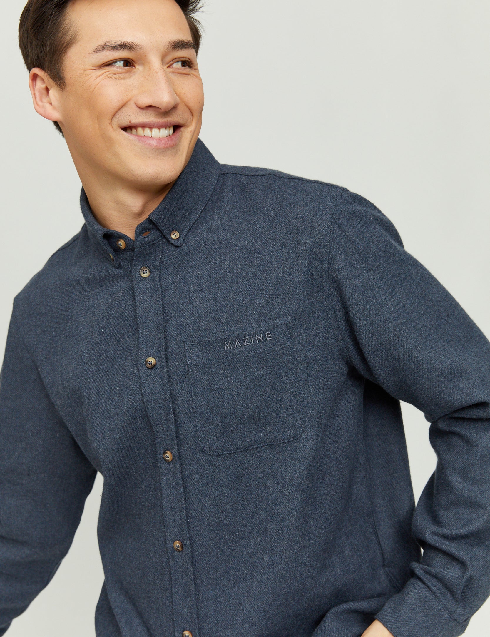 Lächelnder Mann trägt blaues Hemd