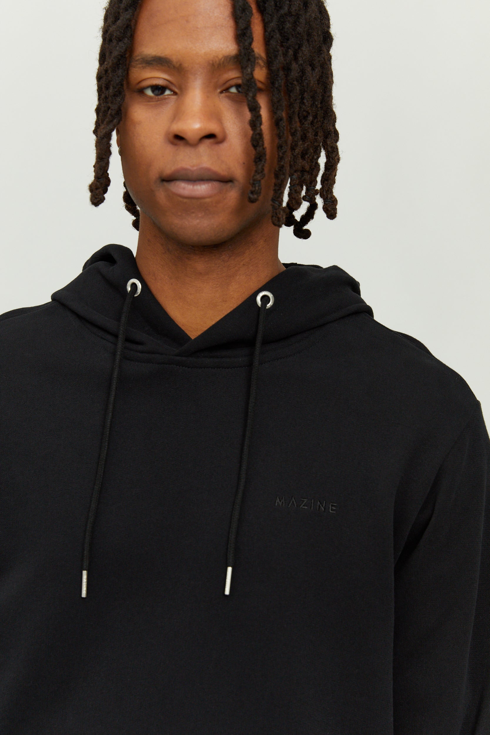 Mann mit schwarzer Kapuze und Dreadlocks