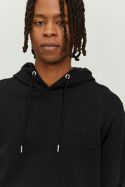 Mann mit schwarzer Kapuze und Dreadlocks