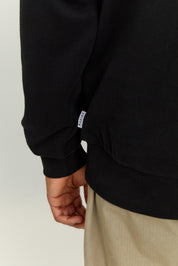 Schwarzes Sweatshirt mit sichtbarem Etikett