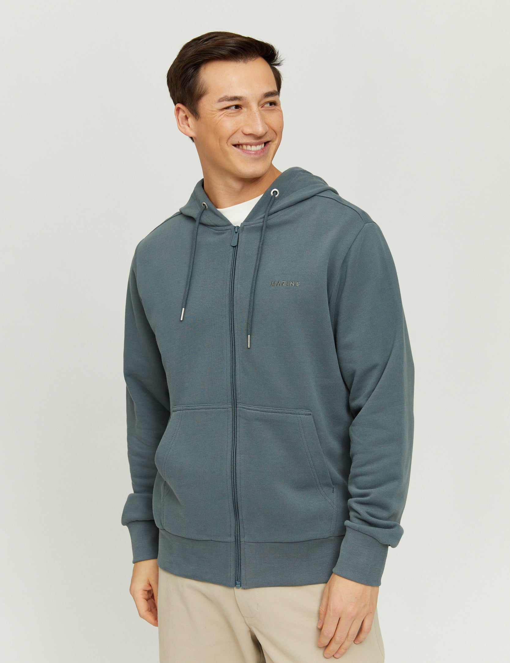 Lächelnder Mann in blauer Kapuzenjacke
