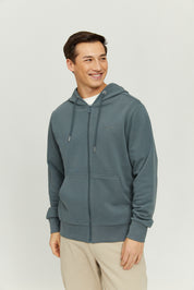 Lächelnder Mann in blauer Kapuzenjacke