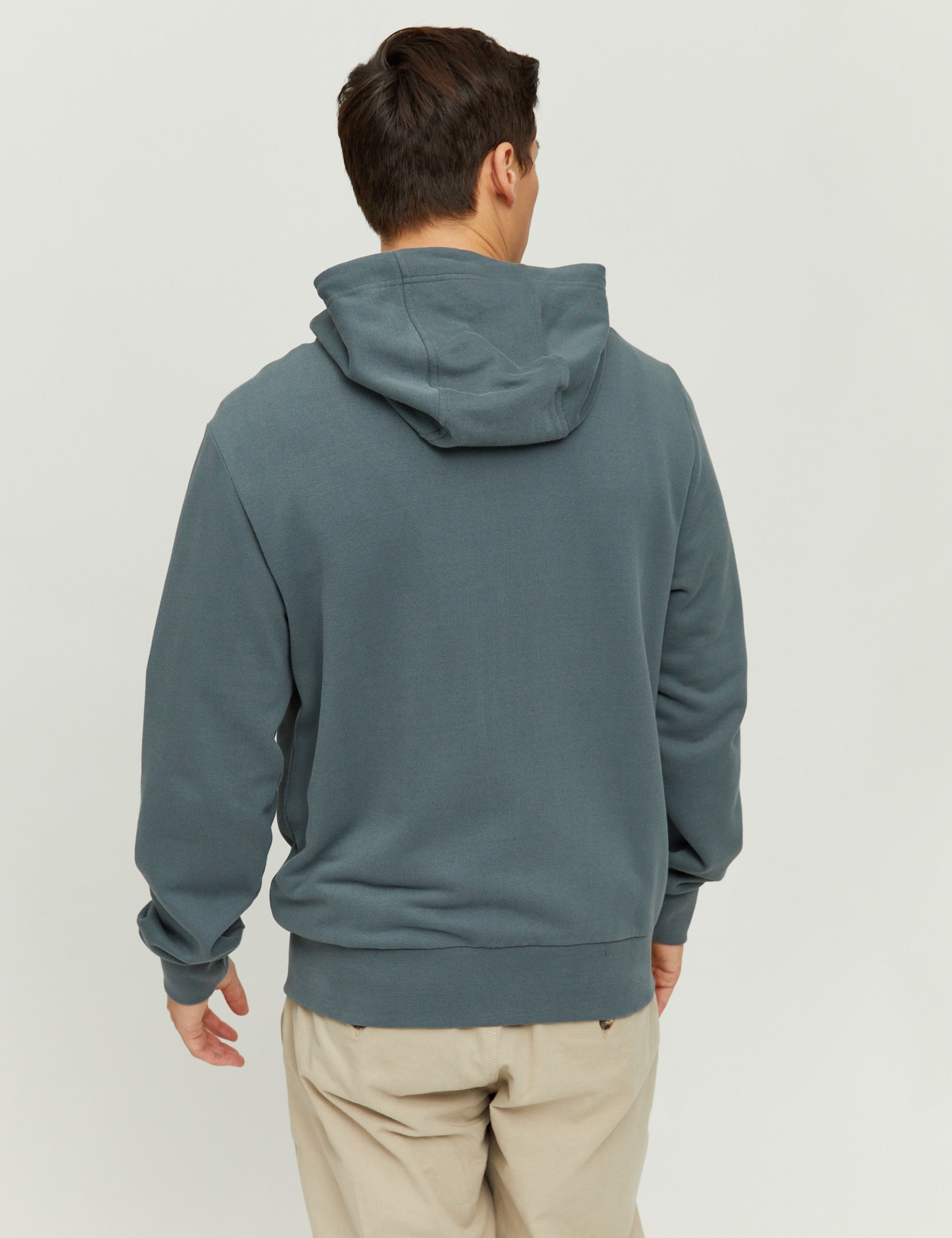 Mann trägt blauen Hoodie, Rückansicht
