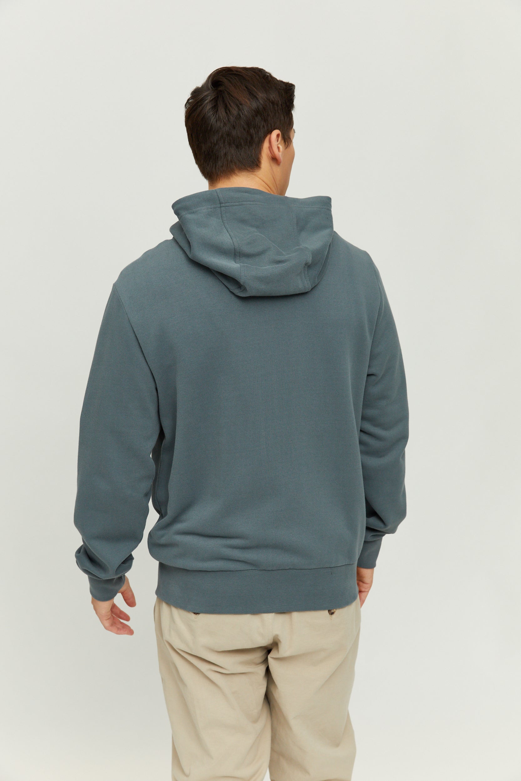 Mann trägt blauen Hoodie, Rückansicht