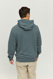 Mann trägt blauen Hoodie, Rückansicht