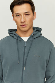 Mann in grauem Kapuzenpullover, ernster Blick