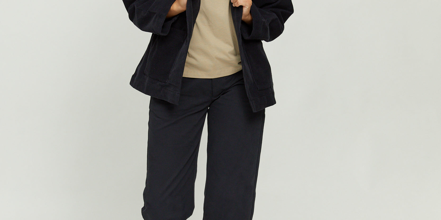 Frau in moderner Freizeitkleidung posiert