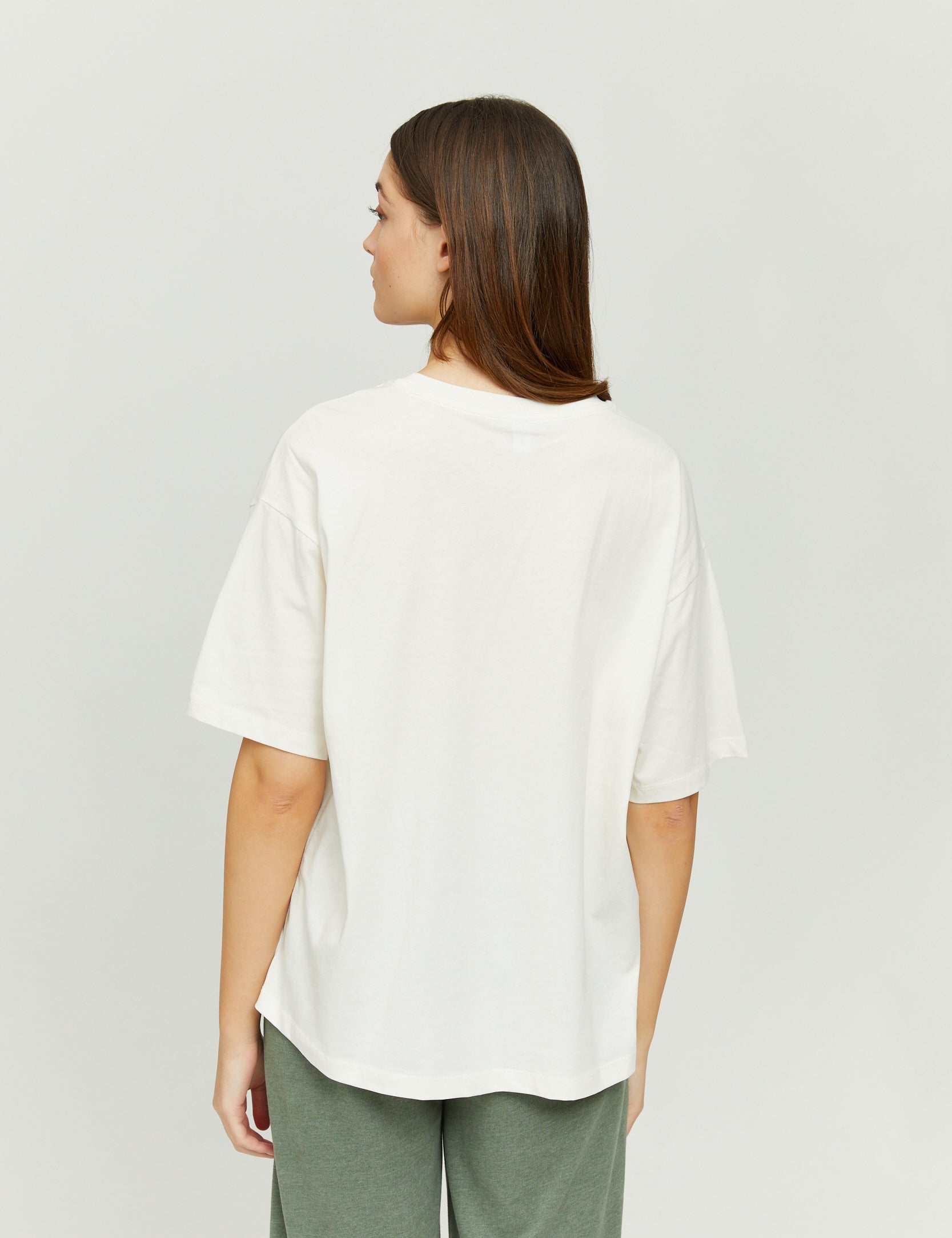 Frau trägt weißes T-Shirt, Ansicht von hinten