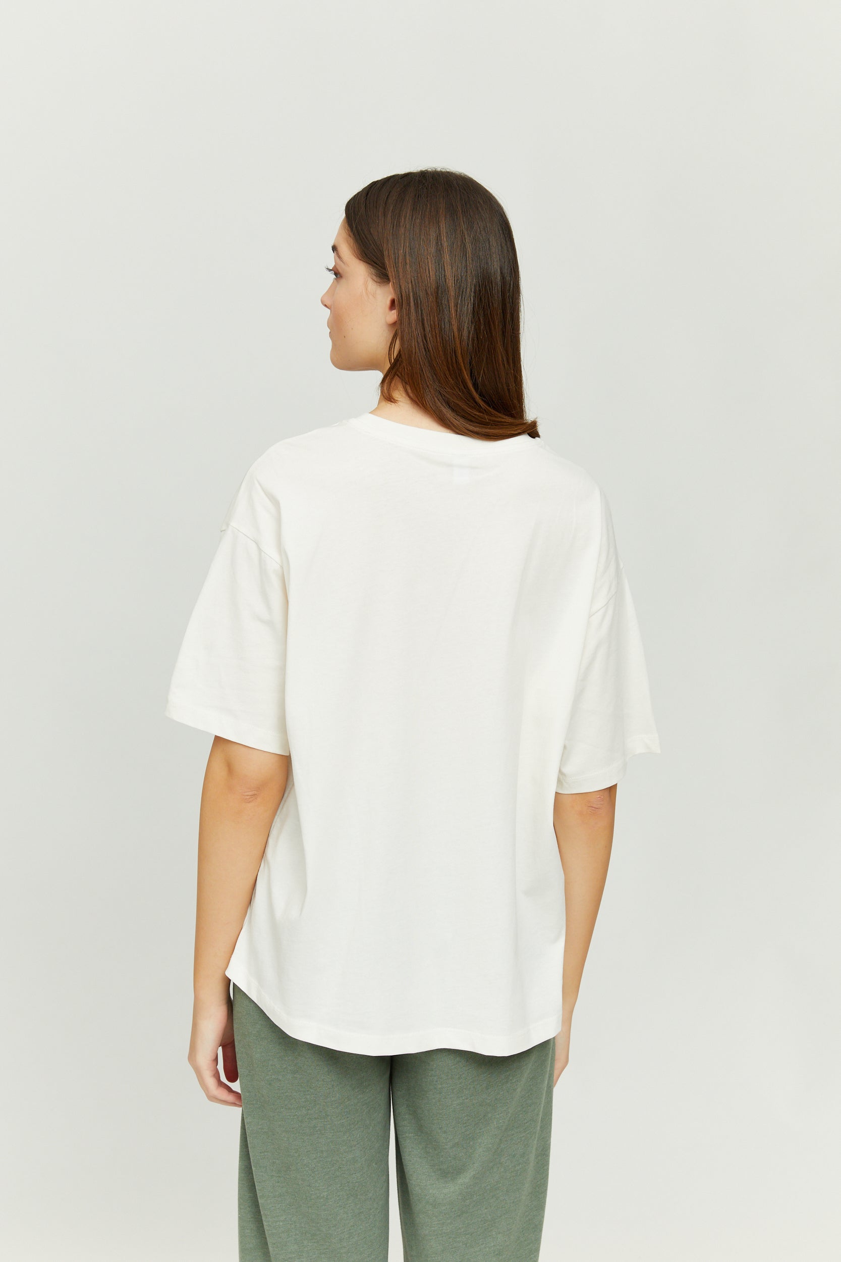 Frau trägt weißes T-Shirt, Ansicht von hinten
