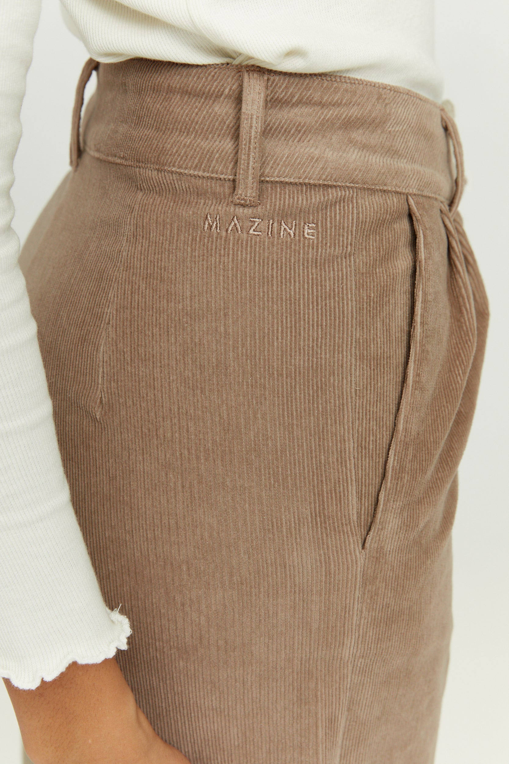 Braune Cordhose mit Markenlogo