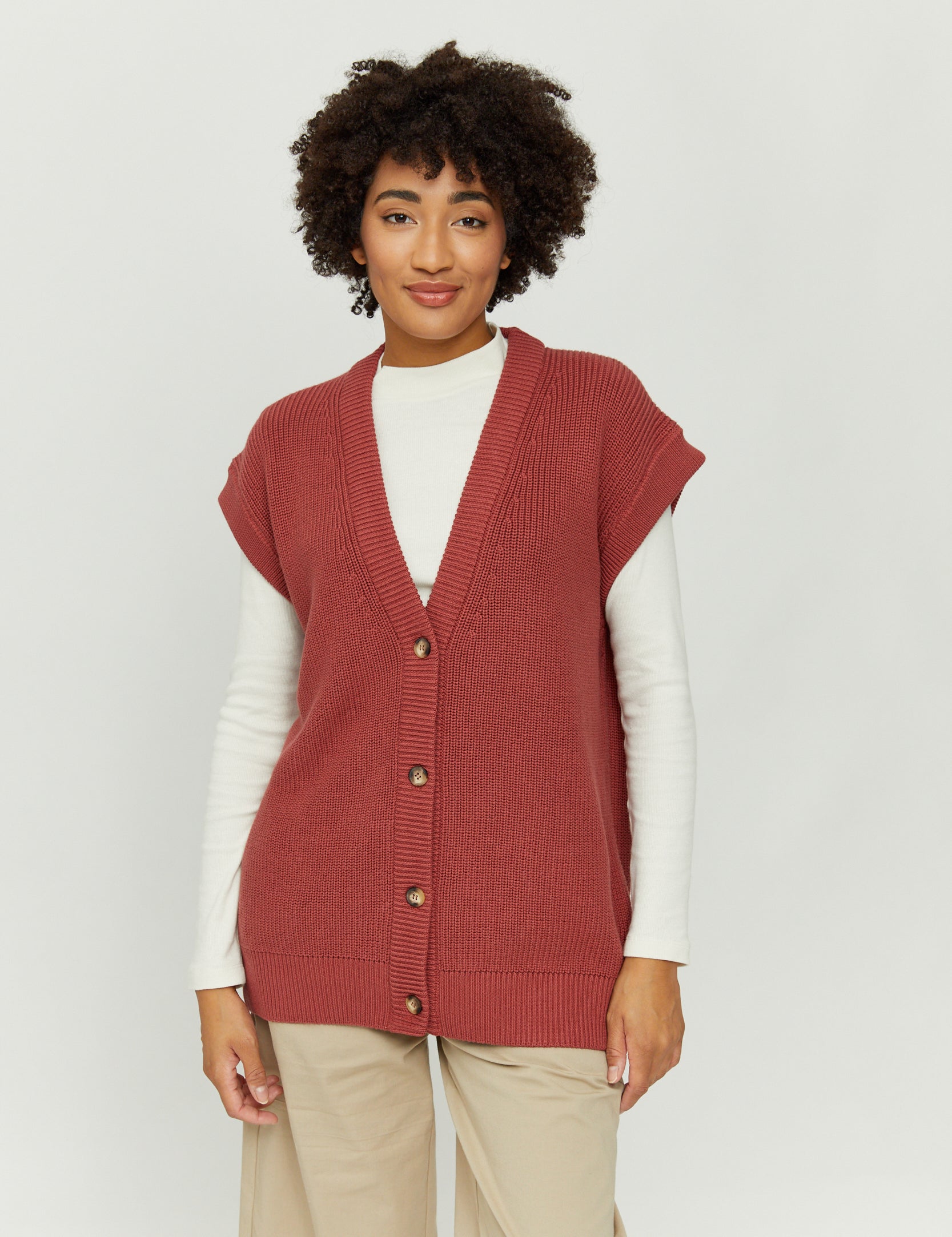Frau in roter Weste und weißem Shirt