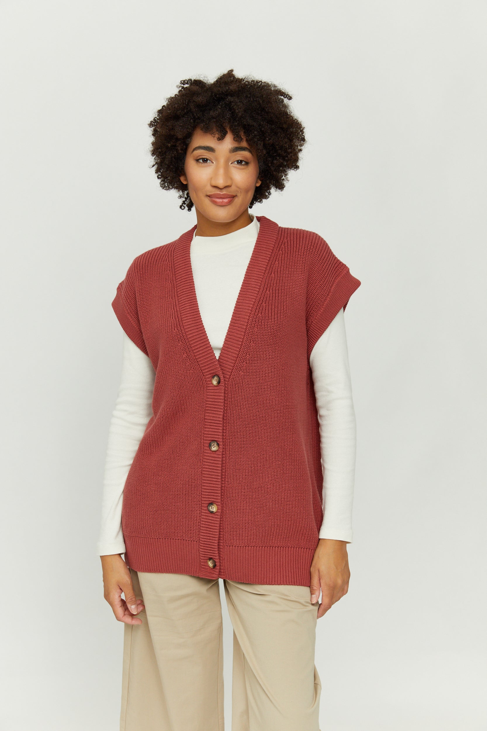 Frau in roter Weste und weißem Shirt