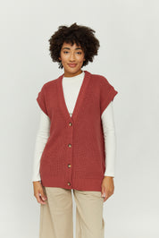 Frau in roter Weste und weißem Shirt