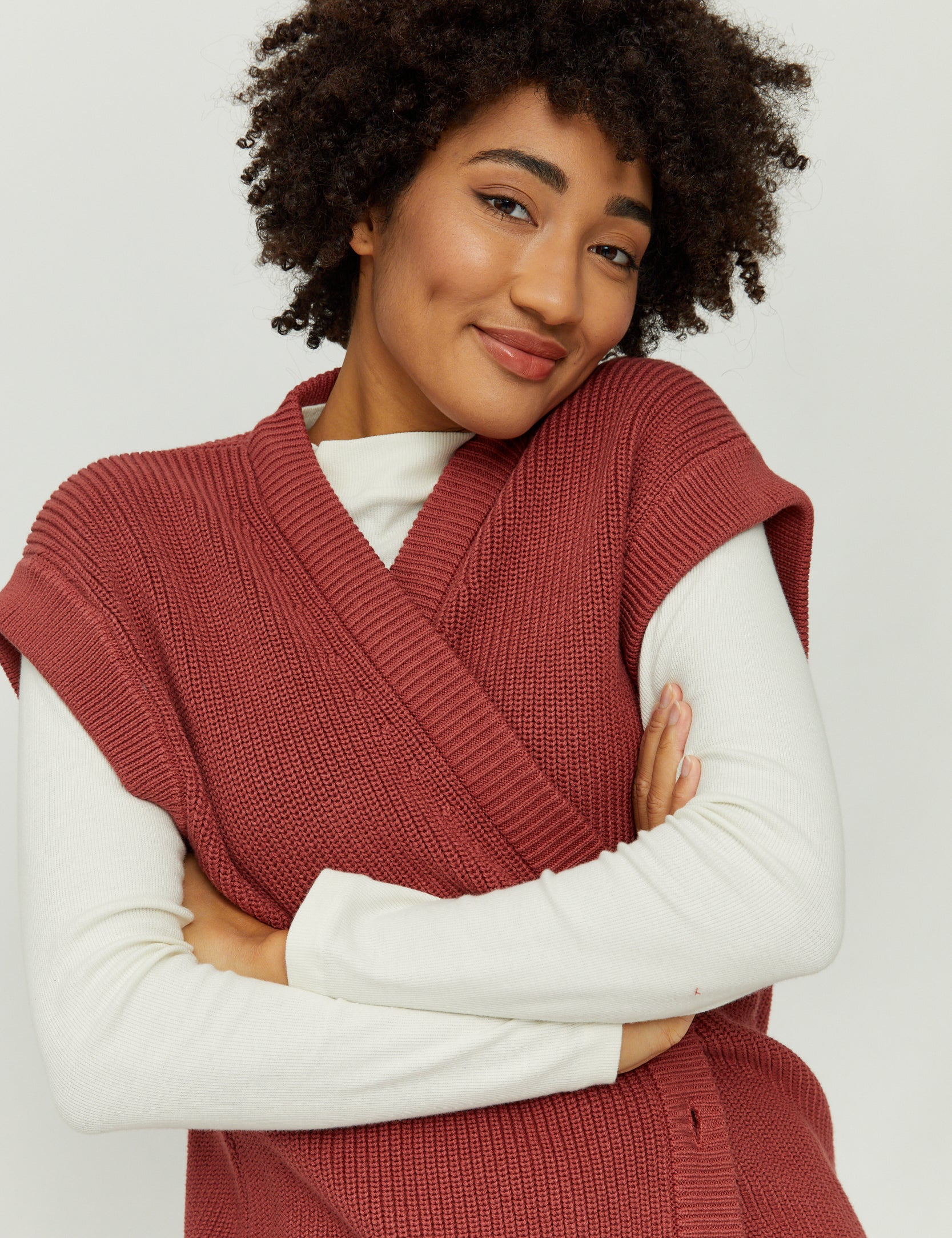 Frau in rotem Pullover lächelt sanft