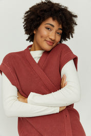 Frau in rotem Pullover lächelt sanft