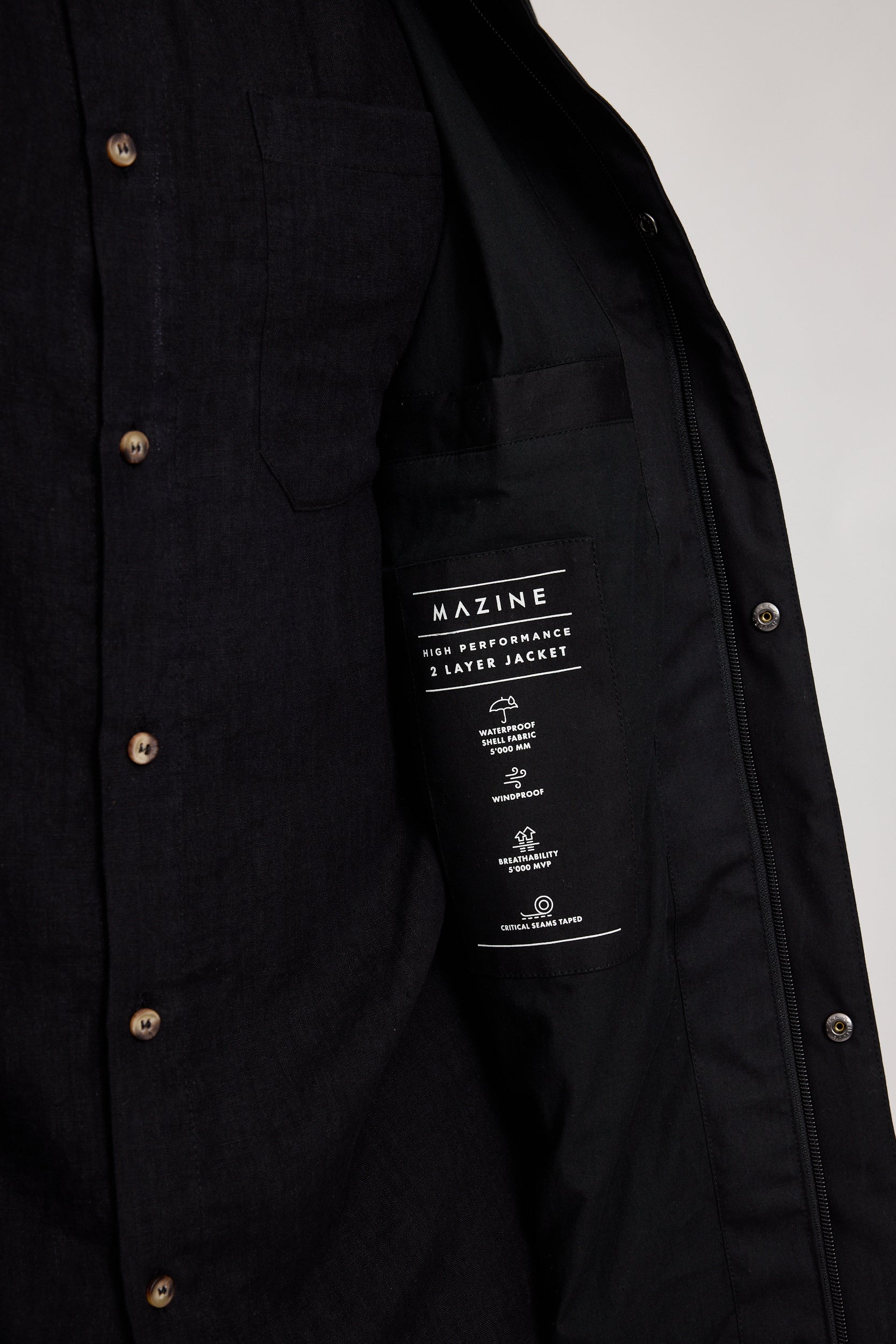 Schwarze Jacke mit Mazine Markenetikett