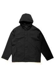 Schwarze Jacke mit Kapuze isoliert
