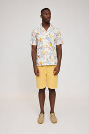 Mann in sommerlichem Outfit posiert