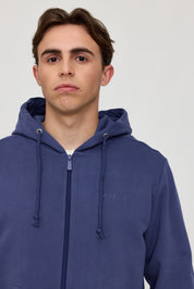 Junge trägt blauen Kapuzenpullover