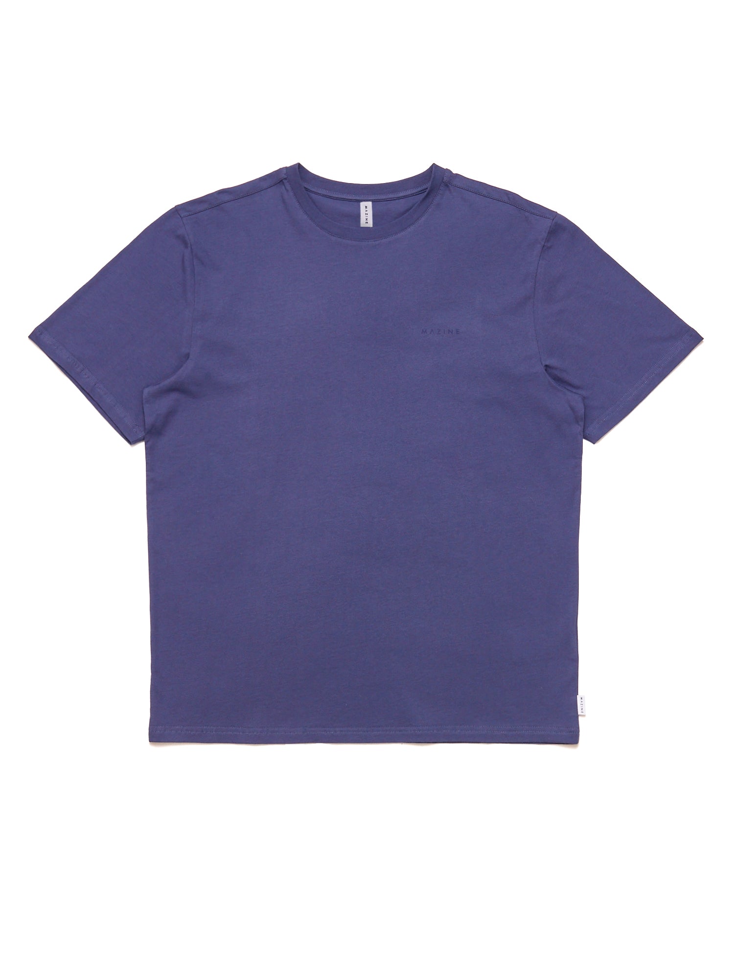 Einfarbiges blaues T-Shirt auf weißem Hintergrund