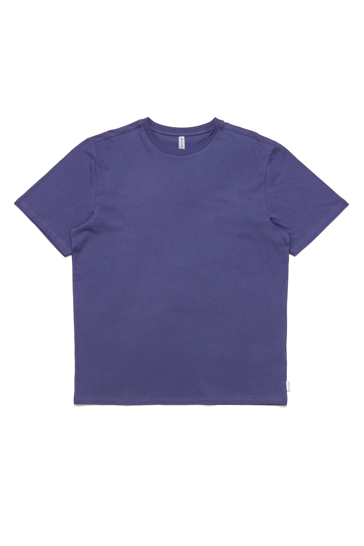 Einfarbiges blaues T-Shirt auf weißem Hintergrund