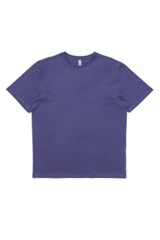 Einfarbiges blaues T-Shirt auf weißem Hintergrund