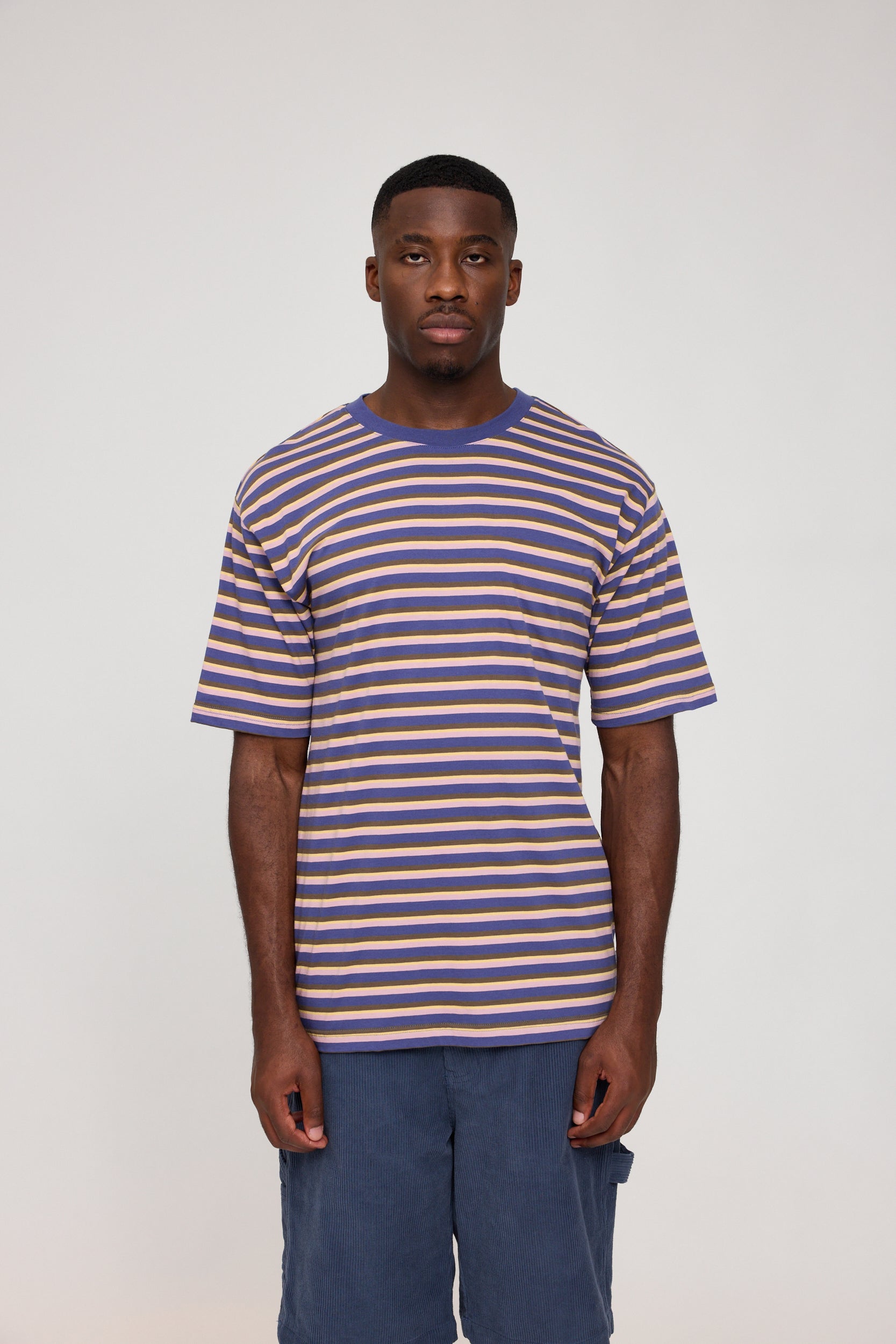 Mann in gestreiftem T-Shirt und Jeans