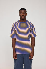 Mann in gestreiftem T-Shirt und Jeans
