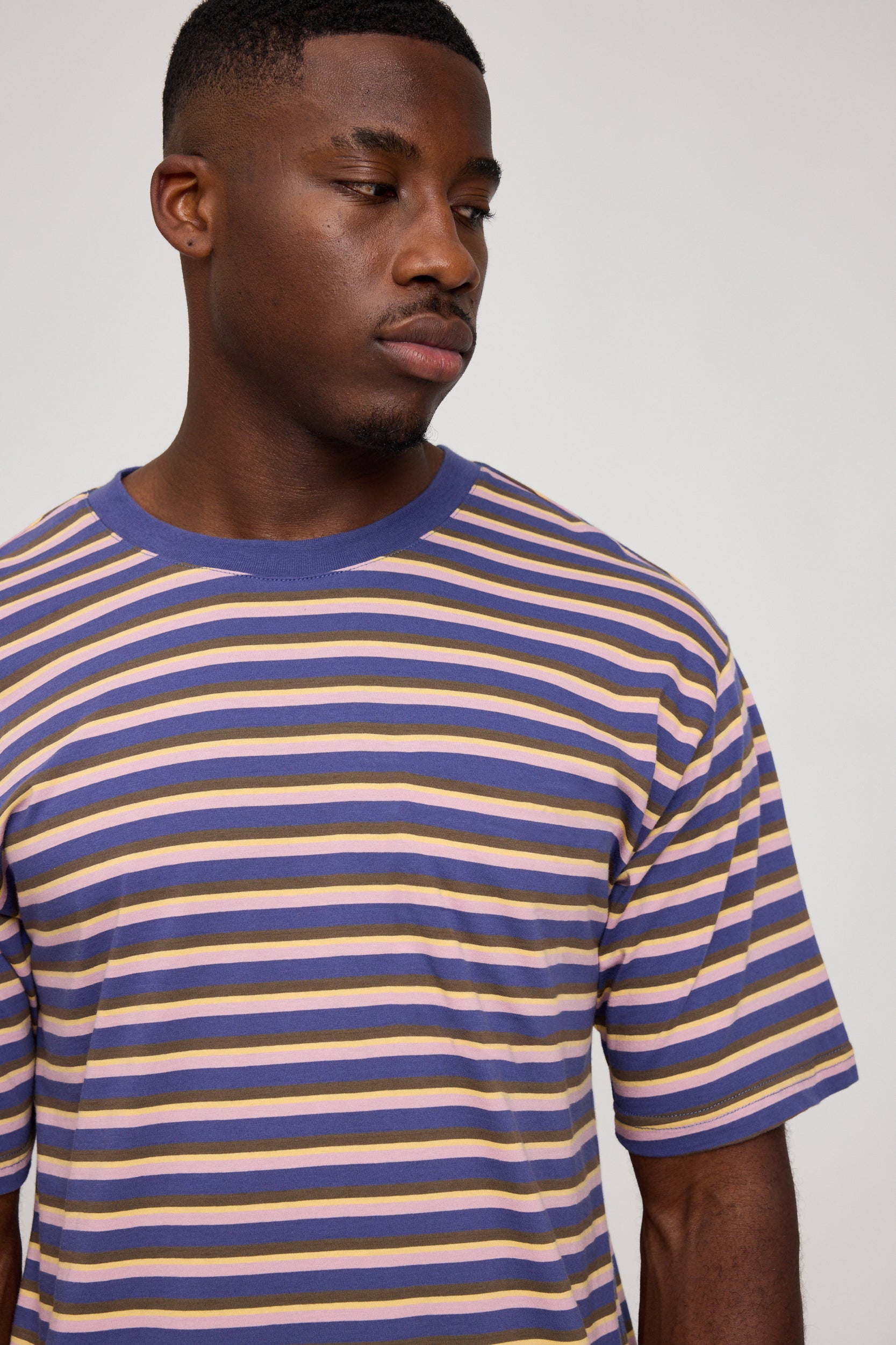 Mann in gestreiftem blau-lila T-Shirt