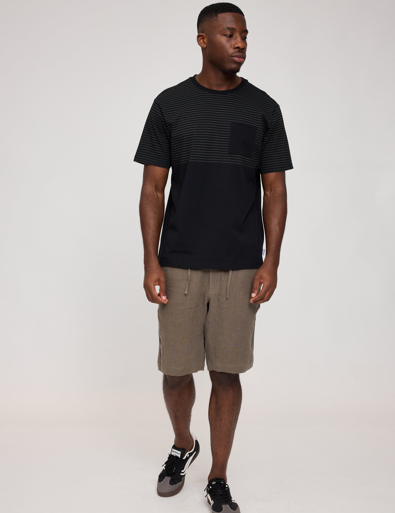 Mann in Schwarzem T-Shirt und Brauner Shorts