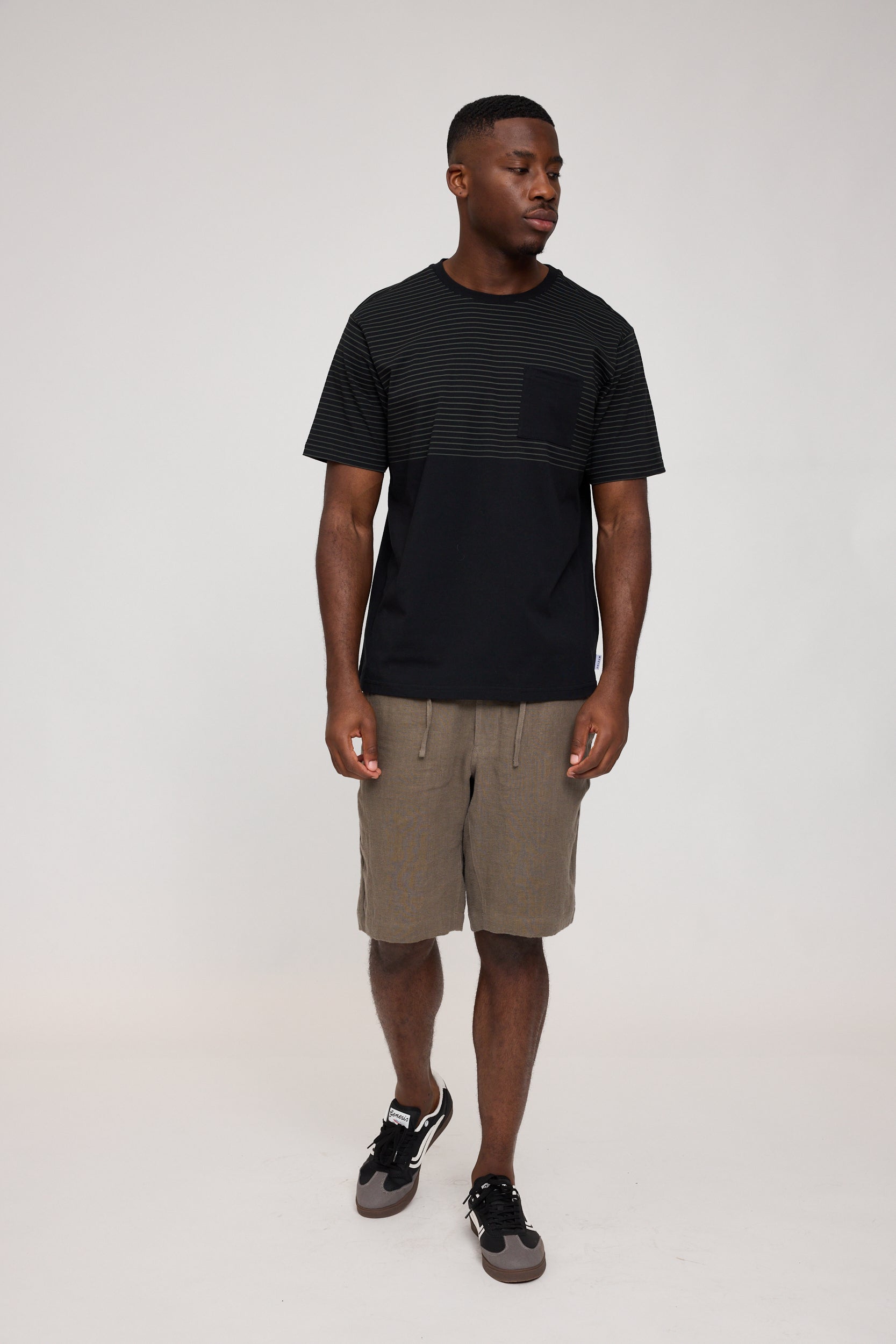 Mann in Schwarzem T-Shirt und Brauner Shorts