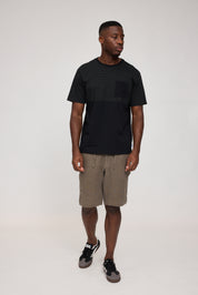 Mann in Schwarzem T-Shirt und Brauner Shorts