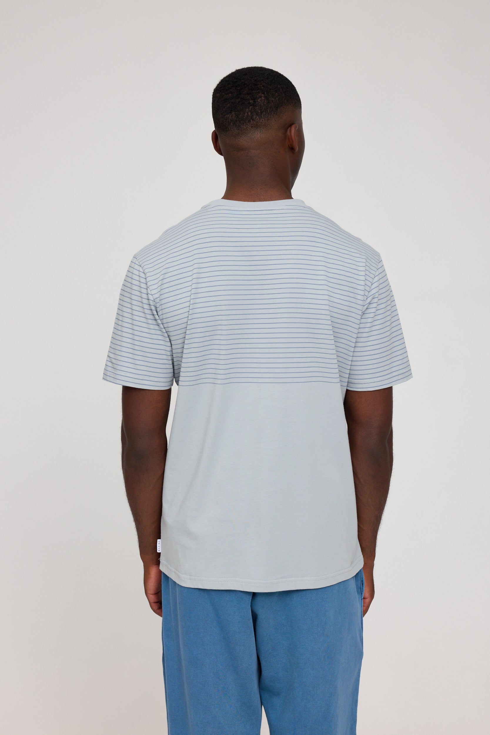 Mann von hinten in gestreiftem T-Shirt