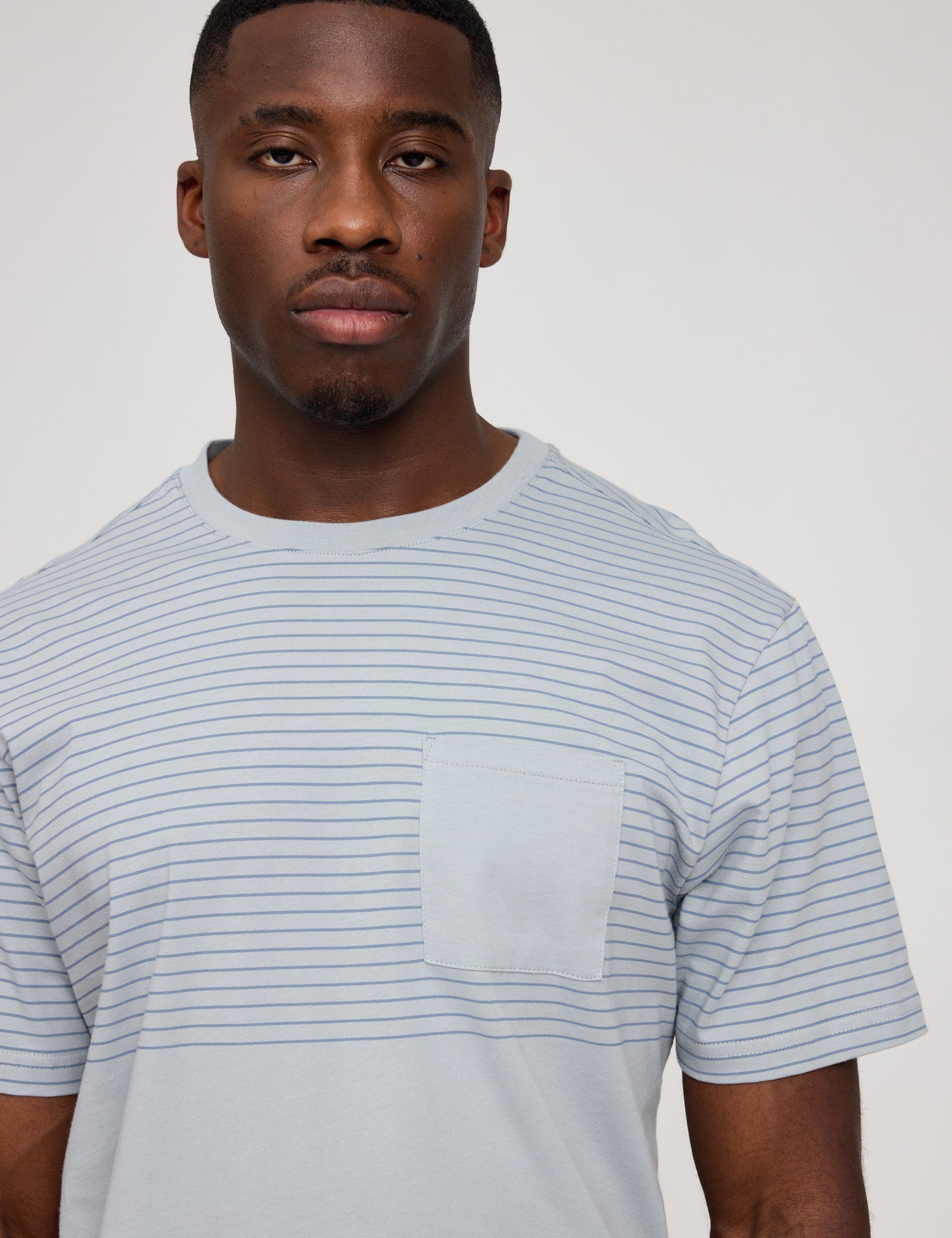 Mann in gestreiftem T-Shirt, ernster Blick