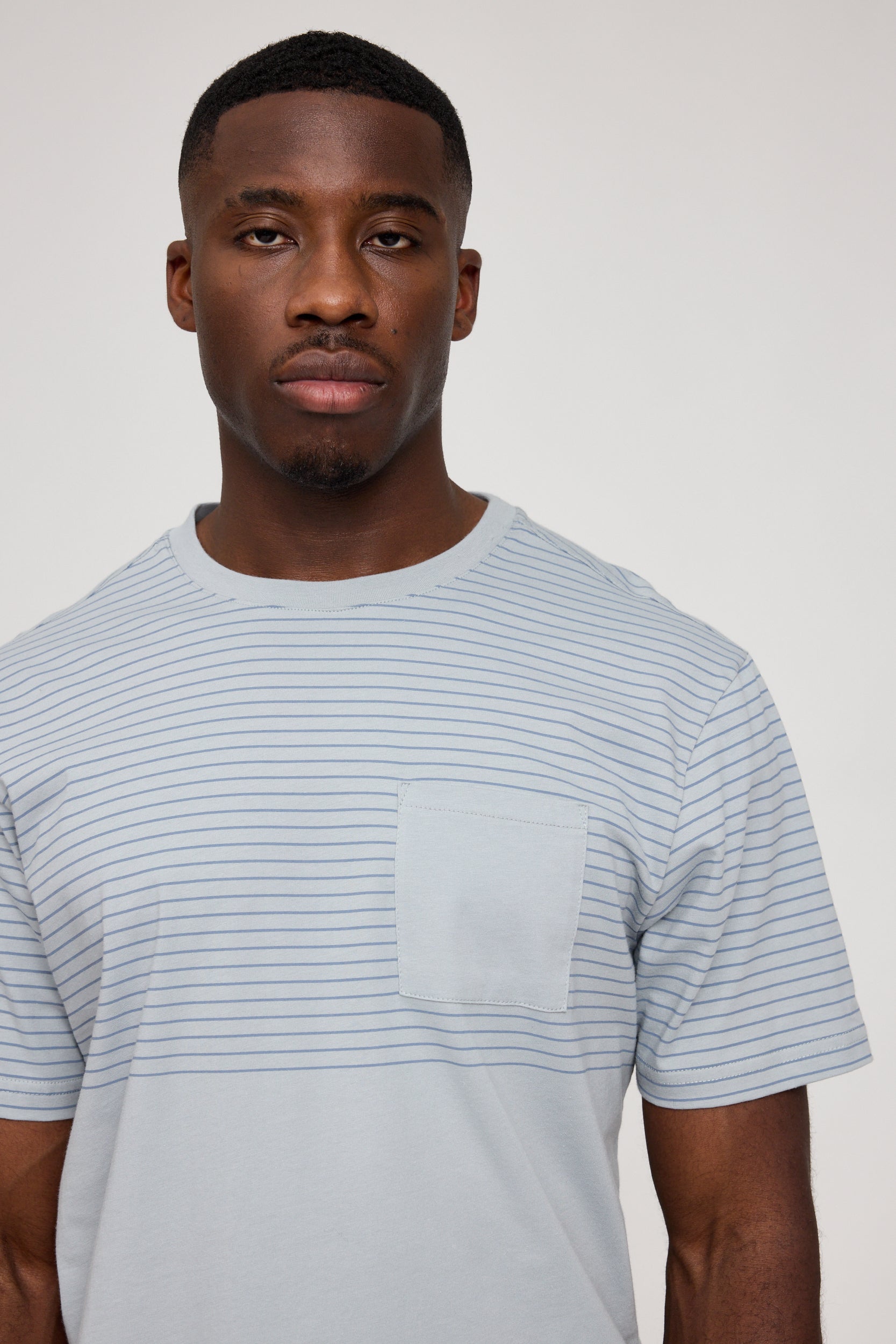 Mann in gestreiftem T-Shirt, ernster Blick