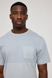 Mann in gestreiftem T-Shirt, ernster Blick