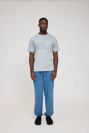 Mann in gestreiftem Shirt und blauen Hosen