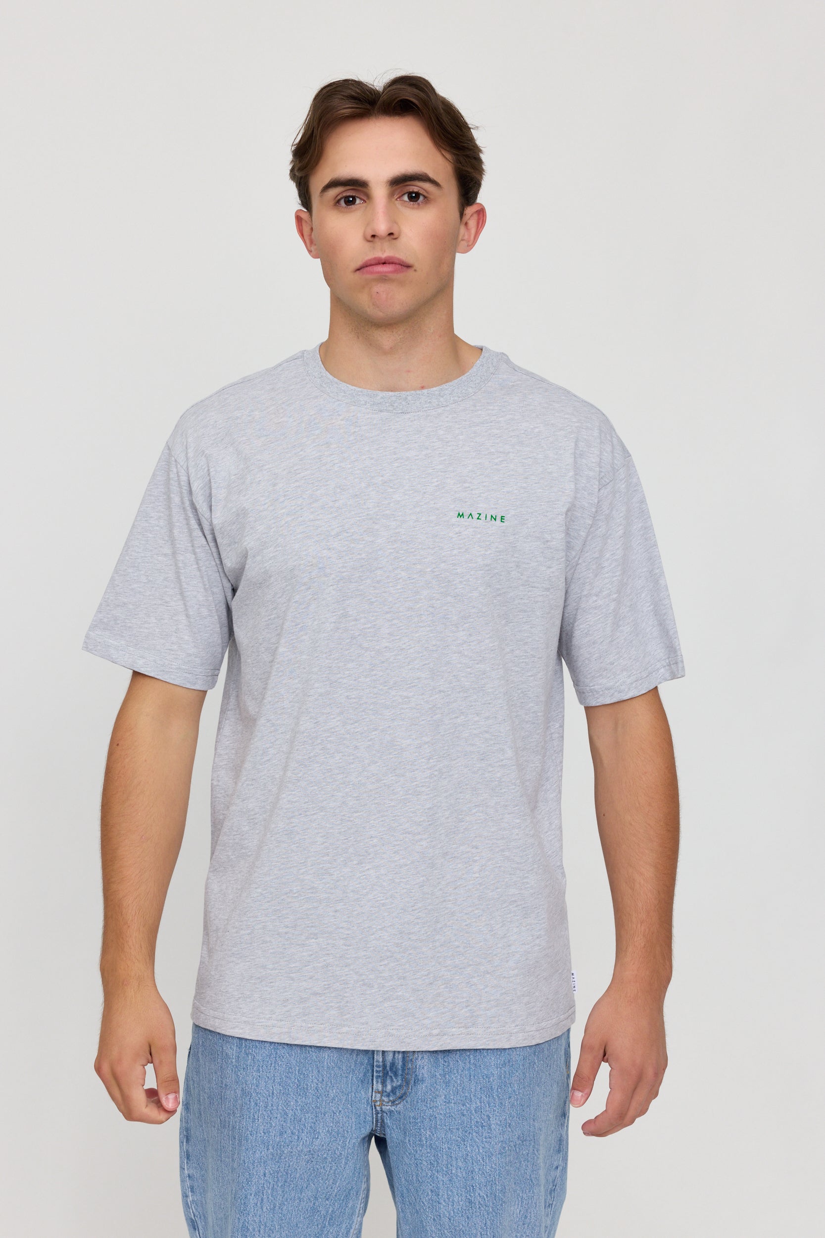 Mann trägt graues T-Shirt und Jeans