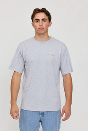 Mann trägt graues T-Shirt und Jeans