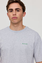 Junger Mann in grauem T-Shirt mit Logo