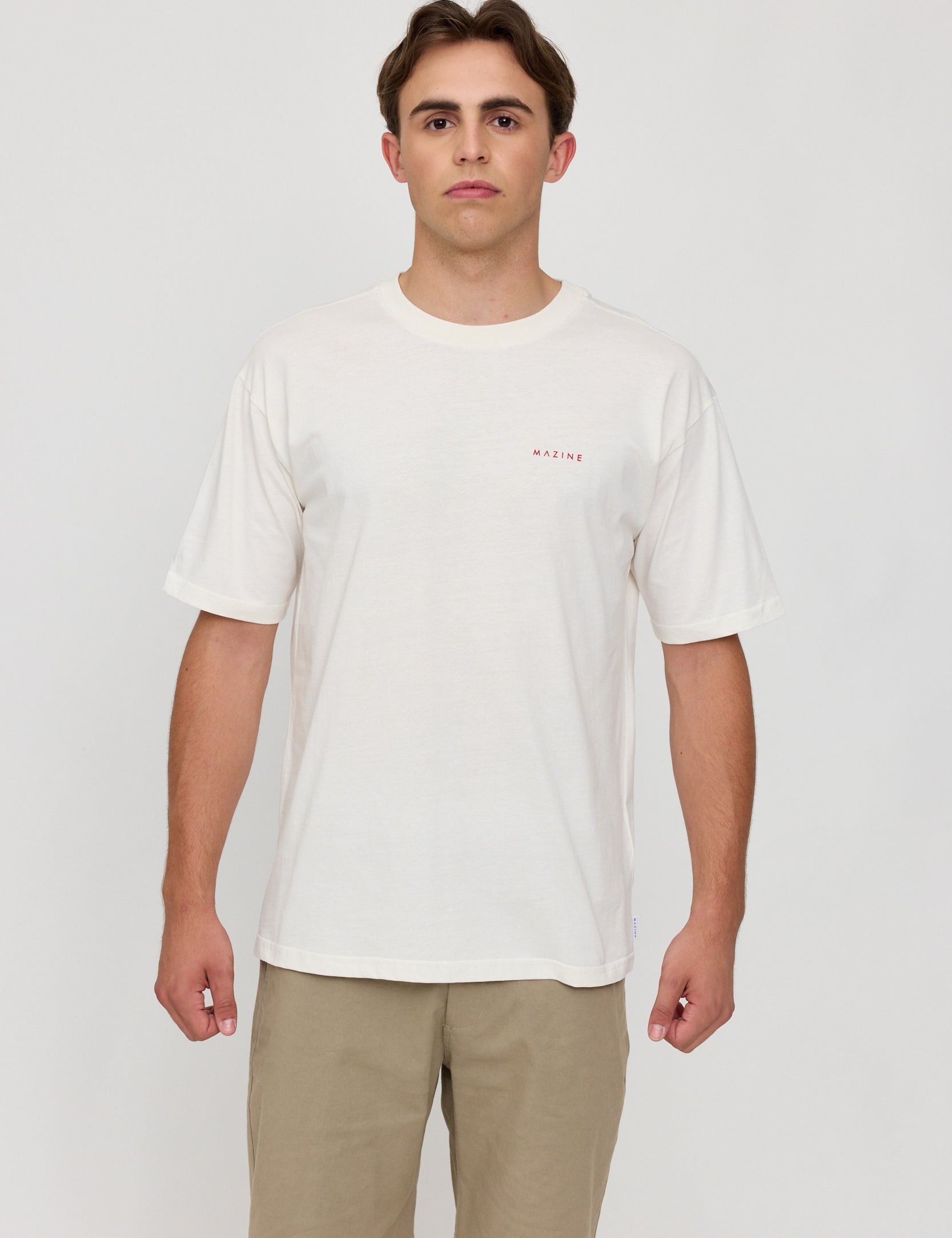 Mann in weißem T-Shirt und beige Shorts