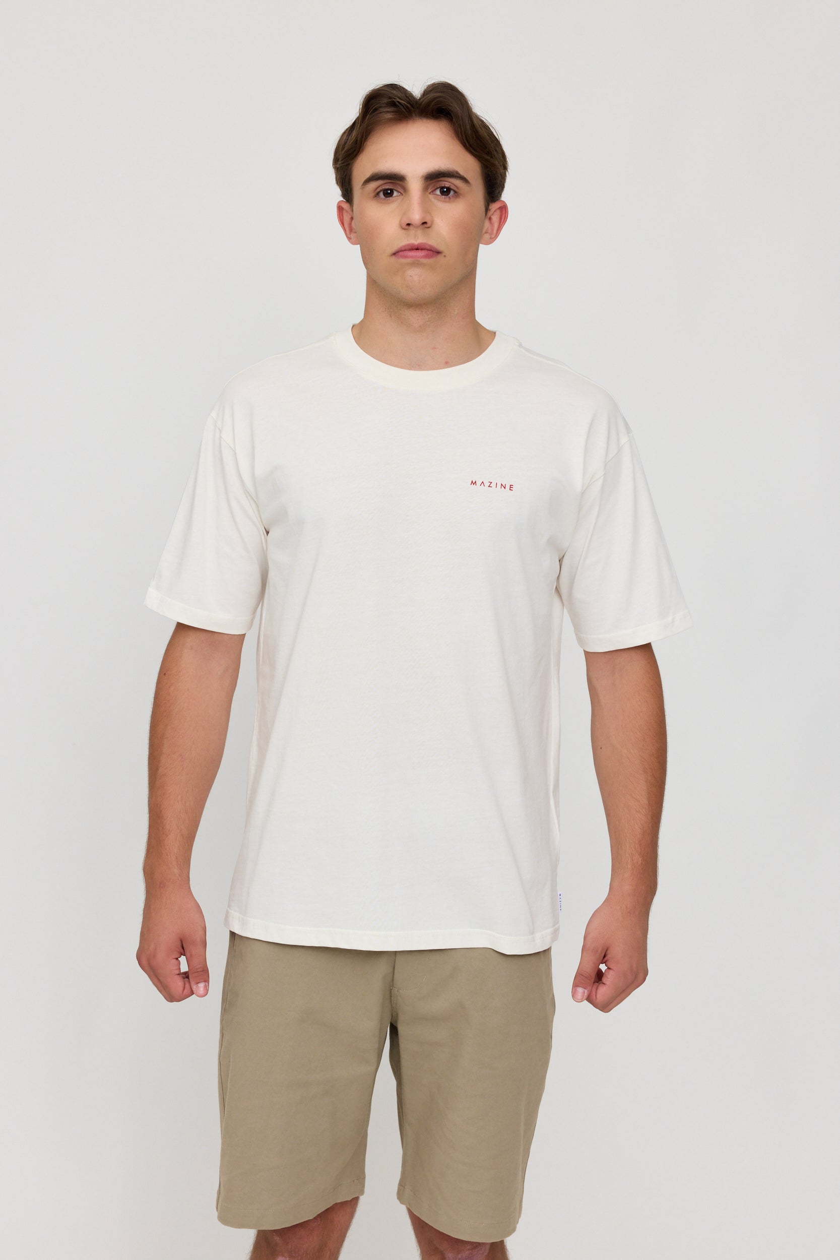 Mann in weißem T-Shirt und beige Shorts